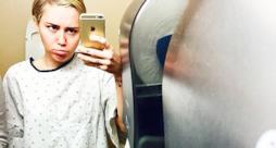 Miley Cyrus si fa un selfie co l'iPhone in ospedale
