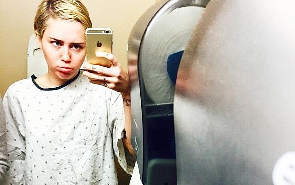 Miley Cyrus si fa un selfie co l&#39;iPhone in ospedale