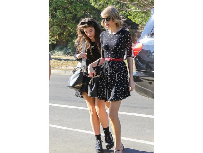 Taylor Swift e Lorde scendono dall'auto