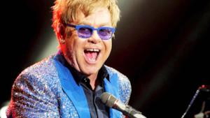 Elton John in una sua performance live, il 4 dicembre sarà a Milano per il suo tour 2014