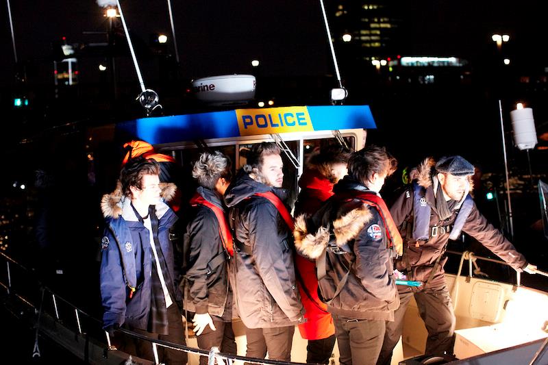 One Direction durante quella che sembra un'ardua prova pratica