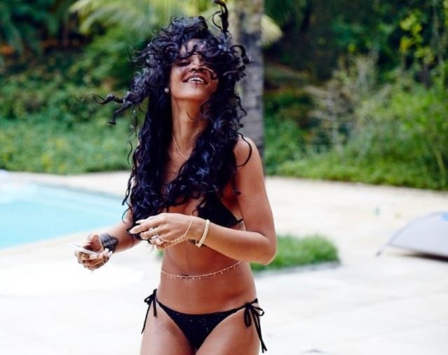 Rihanna sorride alla macchina fotografica in costume