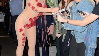 Alcuni fan regalano fiori a Lady Gaga 