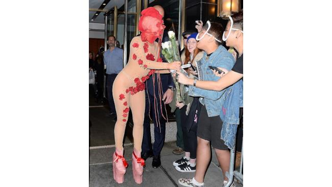 Alcuni fan regalano fiori a Lady Gaga 