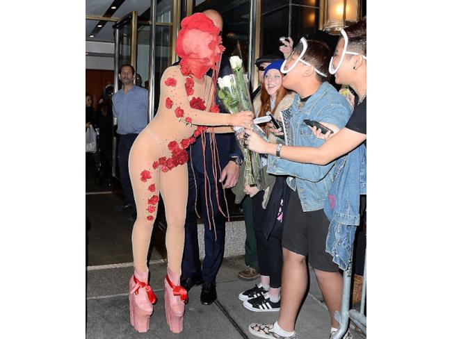 Alcuni fan regalano fiori a Lady Gaga 