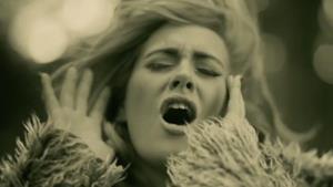 Adele come appare nel video ufficiale di Hello