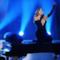 Mariah Carey gorgheggia sul piano, mani in aria