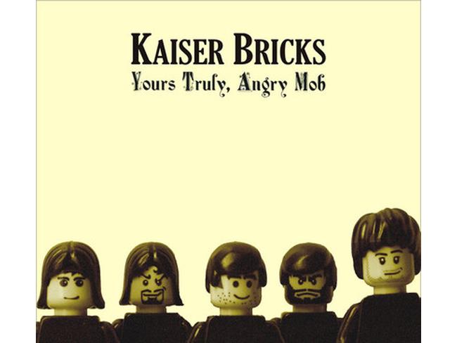 La copertina di Yours Truly, Angry Mob riprodotta con i Lego