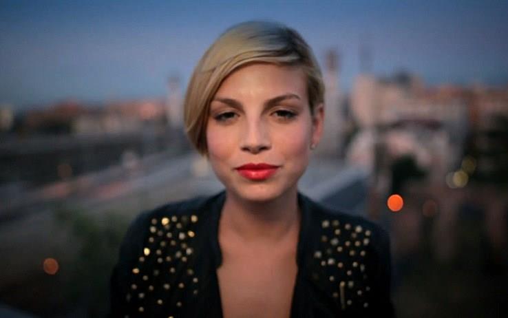 Emma Marrone in vestito nero e bionda