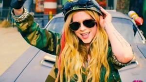 Avril Lavigne sexy militare e fumettosa nel video di Rock n Roll