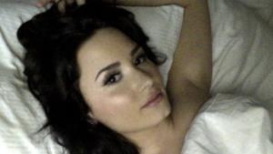 Demi Lovato in posa sexy sotto le lenzuola
