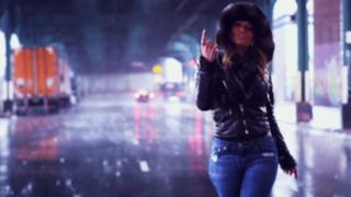 Jennifer Lopez canta sotto la pioggia