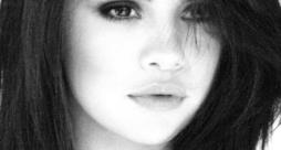 Selena Gomez primo piano in bianco e nero