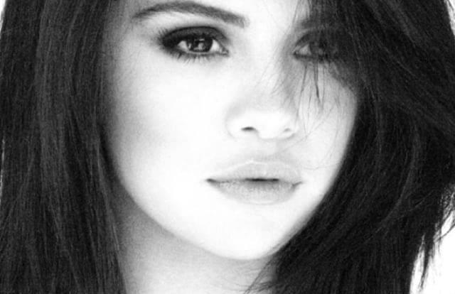 Selena Gomez primo piano in bianco e nero