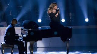 Mariah Carey canta seduta sul pianoforte