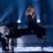 Mariah Carey canta seduta sul pianoforte