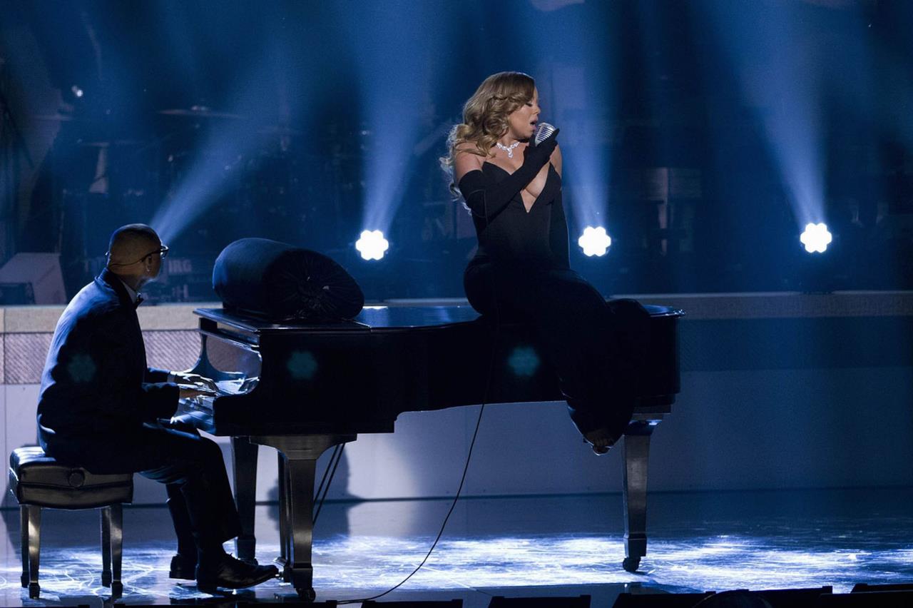 Mariah Carey canta seduta sul pianoforte