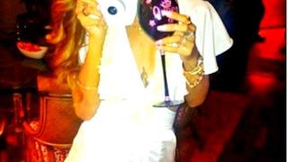 Rihanna bellissima in vestito bianco per il sui 25° compleanno