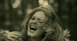 Adele nel video ufficiale di Hello