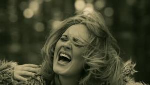 Adele nel video ufficiale di Hello