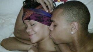 Rihanna e Chris Brown baccio a letto