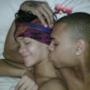 Rihanna e Chris Brown baccio a letto
