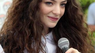 Lorde vince con “Royals” 