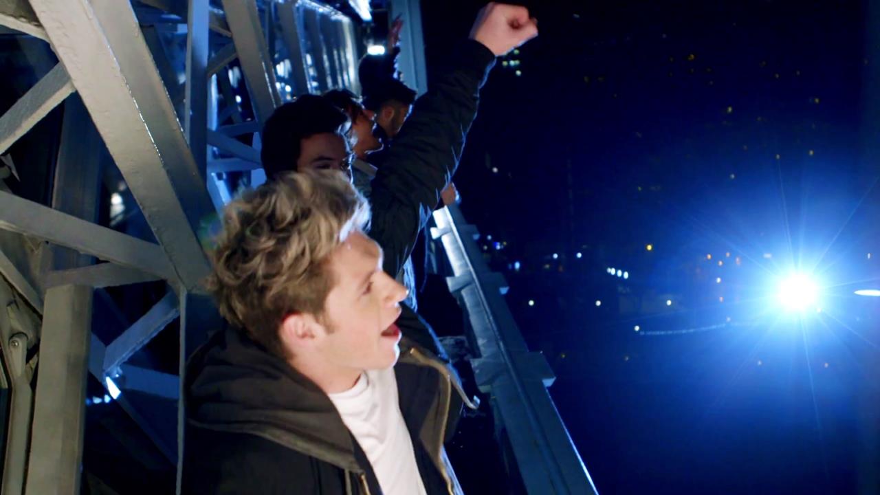 Horan e compagni cantano sul ponte sopra il Tamigi