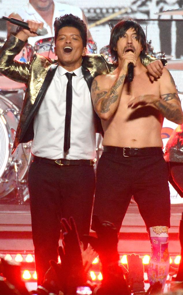 La giaccia dorata di Mars e il petto nudo di Kiedis sono i protagonisti di questa immagine