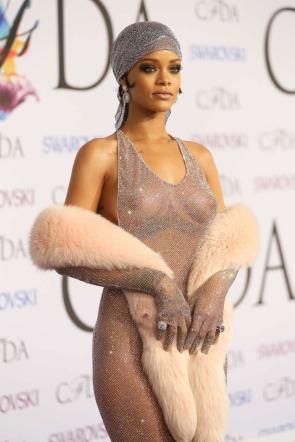 Il vestito trasparente di Rihanna