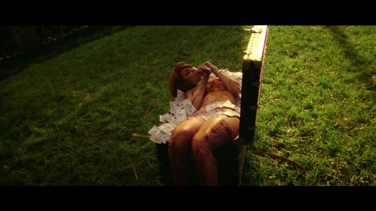 Rihanna nuda e insanguinata nel baule di Louis Vuitton