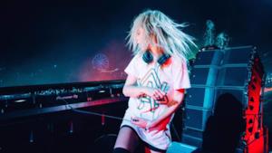 Alison Wonderland  suona il nuovo remix di Skrillex nel suo tour