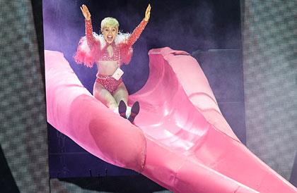 La Cyrus torna bambina ed esulta salutando il pubblico