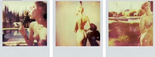 Miley Cyrus nuda in giadino