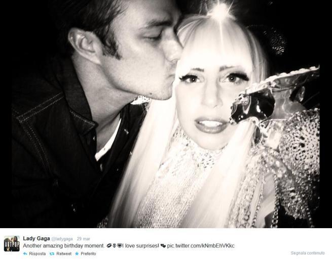 Lady Gaga baciata dal fidanzato