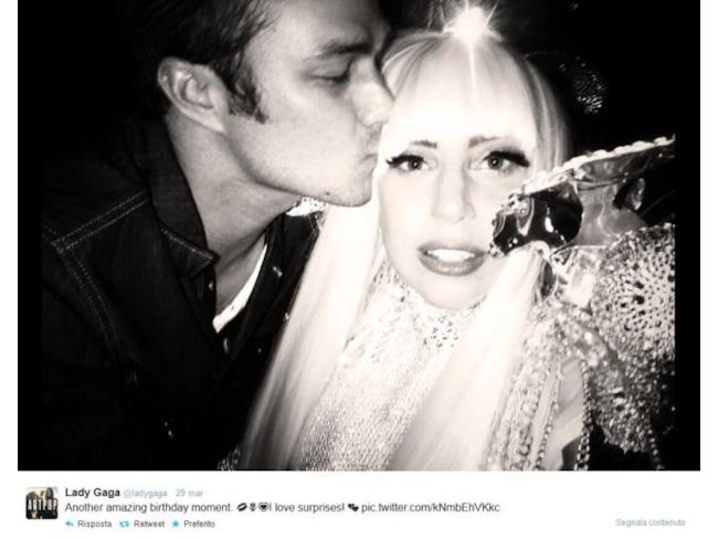 Lady Gaga baciata dal fidanzato
