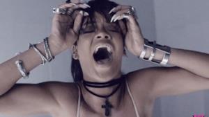 Rihanna, What Now: il nuovo video tra atmosfere dark e unghie da strega