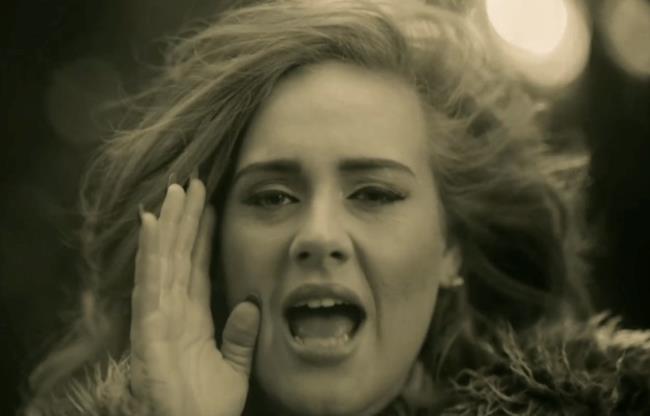 Adele nel video ufficiale di Hello