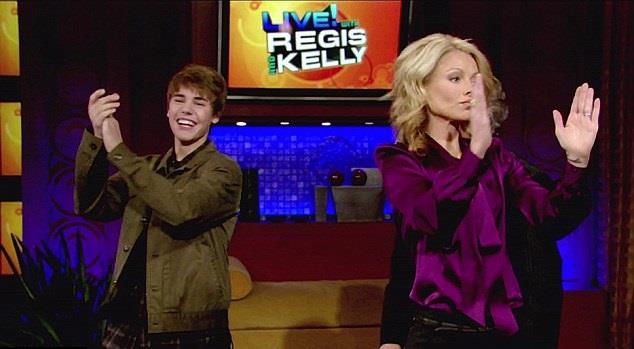 Justin Bieber e Kelly Ripa insieme in una foto del 2011