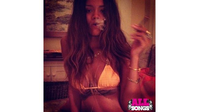 Rihanna fuma sigaro
