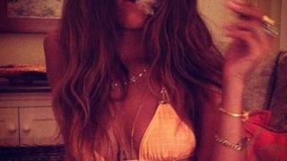Rihanna fuma sigaro