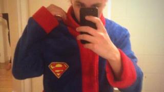 Michael Clifford Selfie con l'accappatoio di Superman