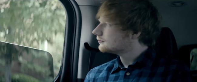 Ed Sheeran in macchina con il finestrino abbassato