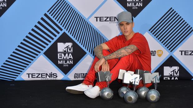 Justin Bieber si fa fotografare con i 5 premi degli MTV EMA 2015
