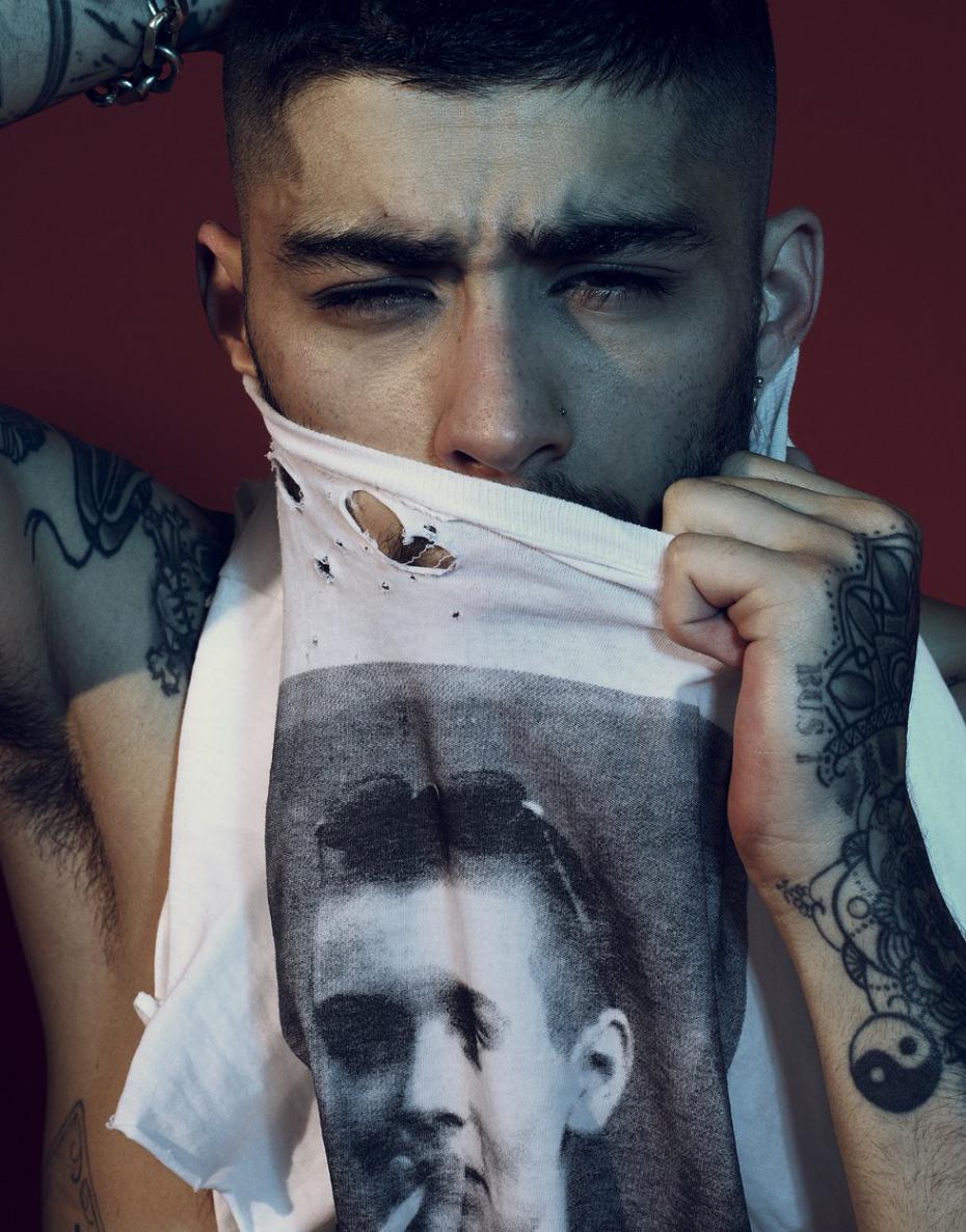 Malik strappa la maglietta