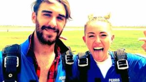 Miley Cyrus con paracadute e lingua di fuori