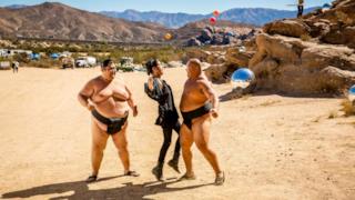 Zayn Malik con due lottatori di sumo