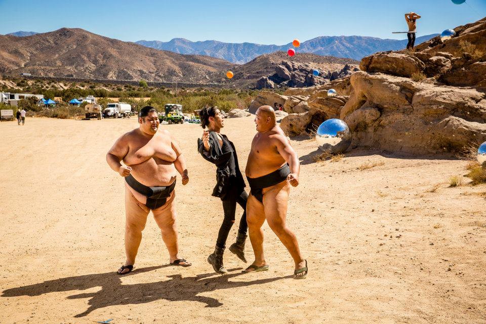 Zayn Malik con due lottatori di sumo