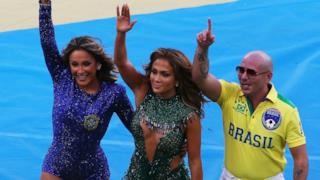 Claudia Leitte, Jennifer Lopez e Pitbull salutano il pubblico