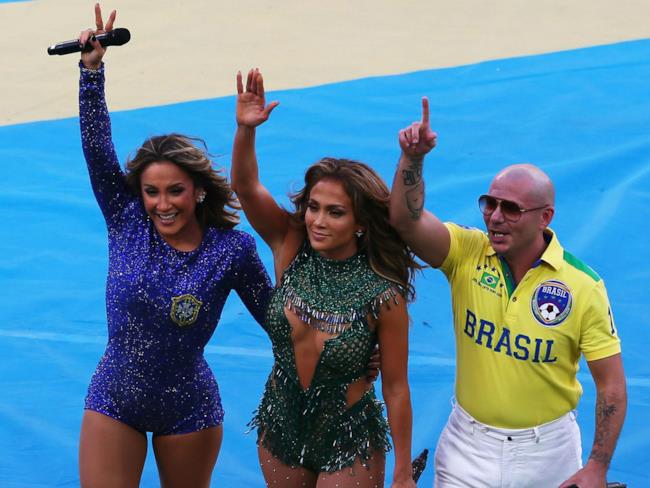 Claudia Leitte, Jennifer Lopez e Pitbull salutano il pubblico